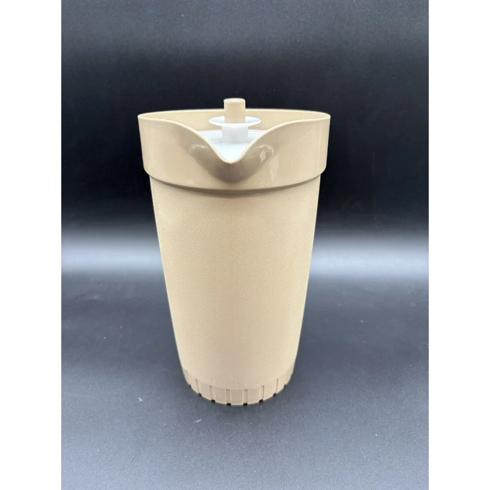 Tupperware 2 Quart‎ Pitcher Tan w/ Push Button Seal 800-8 Vintage